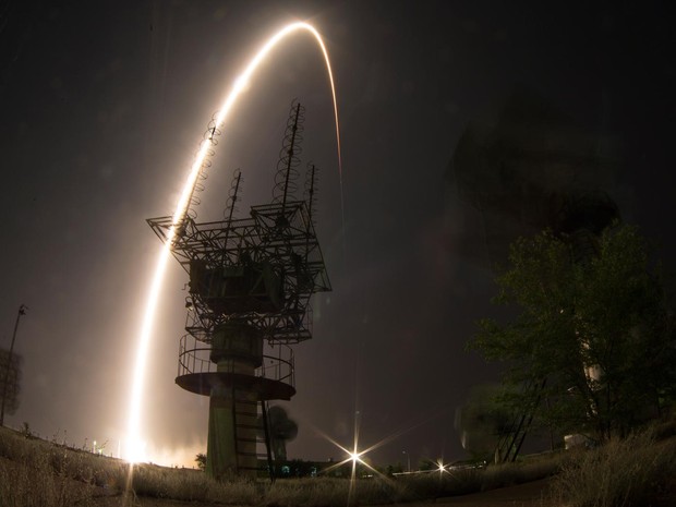 O foguete Soyuz decola do cosmódromo de Baikonur, no Cazaquistão, levando três novos tripulantes para a Estação Espacial Internacional (ISS) (Foto: Dmitry Lovetsky/AP)