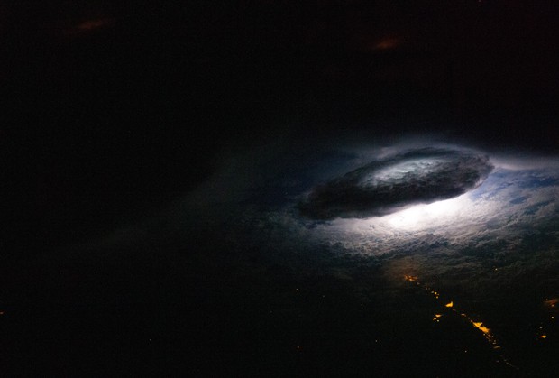 Foto tirada em janeiro de 2011 a partir da ISS mostra o clarão de um relâmpago em meio a uma tempestade de raios na Bolívia (Foto: Nasa/Divulgação)