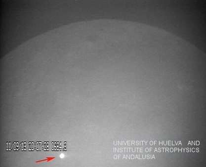 Imagem mostra o impacto de um meteorito na superfície da Lua em 11 de setembro de 2013 (Foto: J. Madiedo / MIDAS)