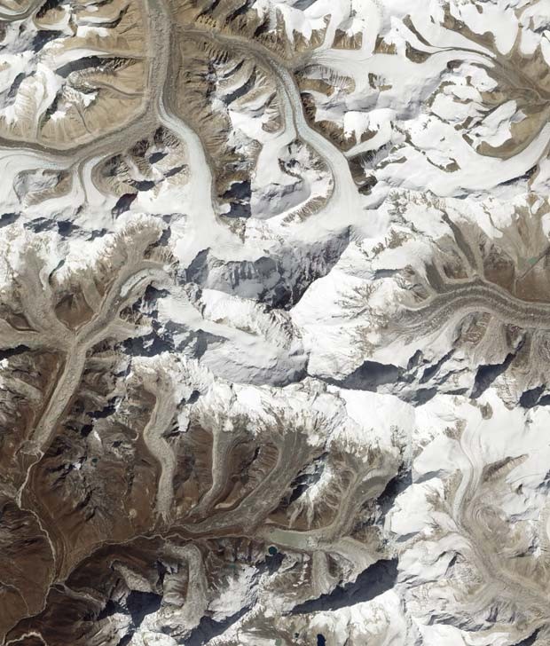 Imagem de satélite divulgada pela Nasa nesta sexta-feira (3) mostra Monte Everest (Foto: AFP/Nasa)