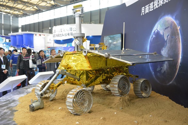  Foto de arquivo tirada em 5 de novembro mostra o modelo de veículo lunar chamado 'Coelho de Jade', que será depositado na Lua por sonda.  (Foto: AFP Photo/Peter Parks)