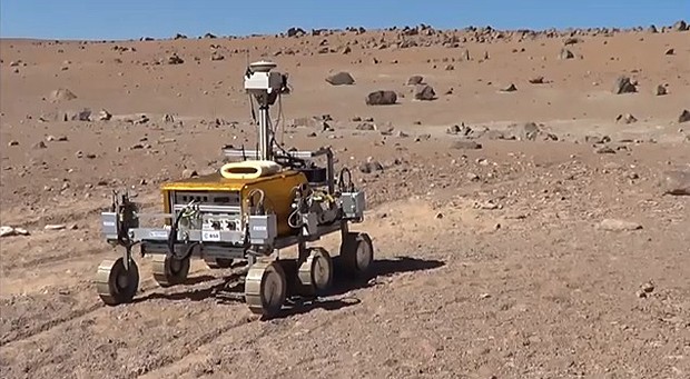 Primeiro teste do robô Brigdet sem instrumentos no solo do deserto do Atacama, no Chile (Foto:  YouTube/Reprodução/Aron Kisdi)