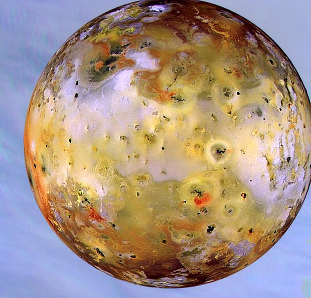 Io é uma das quatro grandes luas de Júpiter e a com maior atividade vulcânica do Sistema Solar. Material em preto e vermelho corresponde a erupções recentes (Foto: Galileo Mission/JPL/Nasa)