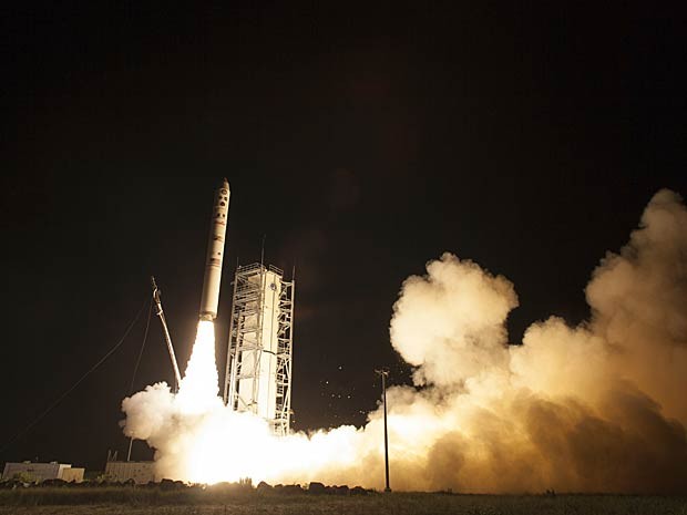 Foguete Minotauro V decola da base da Virgínia. (Foto: Carla Cioffi / Nasa / AP Photo)