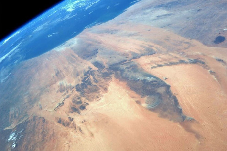 Imagem feita da Estação Espacial Internacional pela astronauta Karen Nyberg mostra formação geológica localizada no meio do deserto do Saara (Foto: Reprodução/Twitter/AstroKarenN)