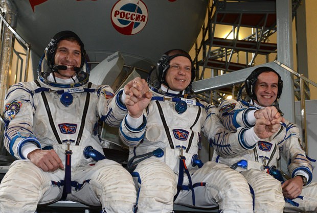 O astronauta americano Michael Hopkins (esquerda) junt-se aos cosmmonautas russos Oleg Kotov (centro) e Serguei Ryazanskiy. (Foto: AFP Photo/Vasily Maximov)