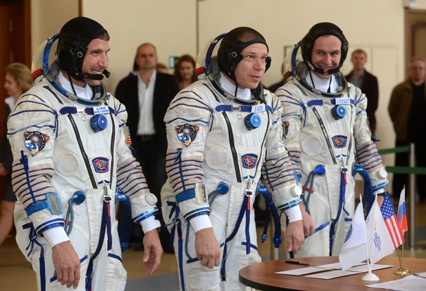 Astronautas respondem a perguntas em último exame antes de serem enviados ao espaço. (Foto: AFP Photo/Vasily Maximov)