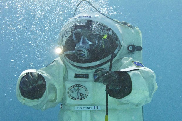 Astronauta Herve Stevenin participa de treinamento em piscina em Marselha. (Foto: AFP Photo/Boris Horvat)