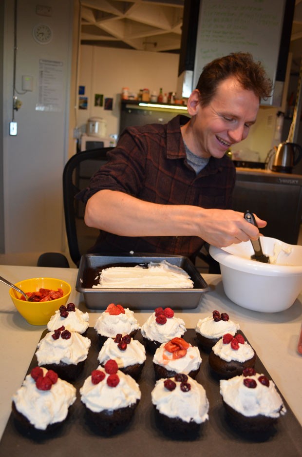 Pesquisador Oleg Abramov confeita bolinhos, em receita que poderá ser consumida no espaço. (Foto: AP Photo/University of Hawaii, Sian Proctor)