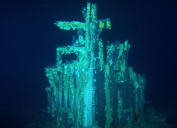 Estrutura do foguete Saturn V encontrada no fundo do mar (Foto: Bezos Expeditions/AP)