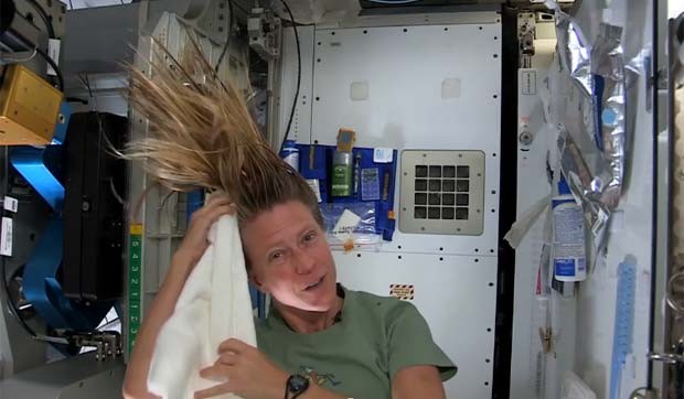 Astronauta Karen Nyberg, de 43 anos, demonstra como manter os cabelos limpos no espaço. (Foto: Reprodução/YouTube/InsideISS)