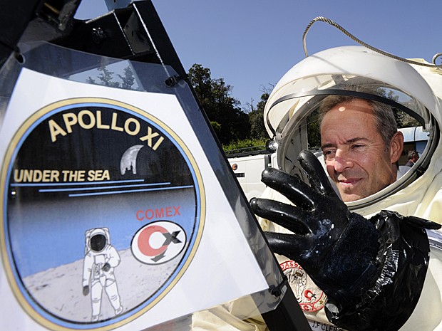 Astronauta francês Jean-François Clervoy exibe traje especial para mergulho (Foto: Boris Horvat/AFP)