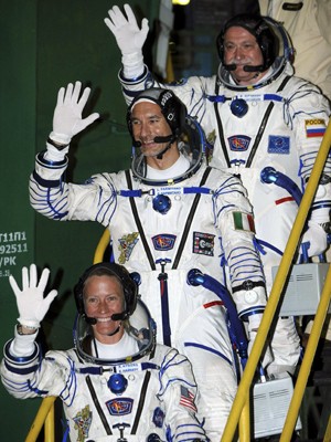 Tripulantes da Soyuz Karen Nyberg (embaixo),  Fyodor Yurchikhin,  e Luca Parmitano, momentos antes de embarcar na Soyuz. (Foto: Reuters)