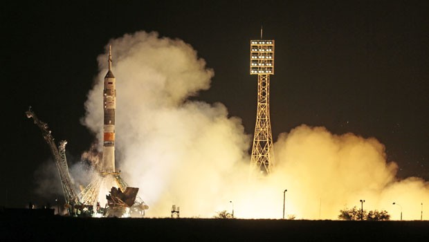 O foguete espacial Soyuz decolou na noite desta terça-feira, do Cazaquistão (Foto: Mikhail Metzel/AP)