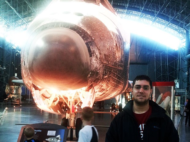 Pedro Doria Nehme, brasileiro que ganhou uma viagem ao espaço na promoção da KLM, no Smithsonian Air and Space Museum Udvar-Hazy. (Foto: Arquivo pessoal)