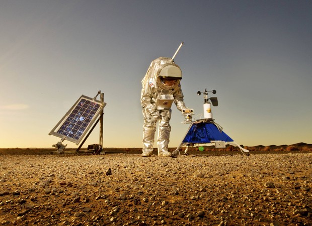 Cientista com traje espacial participa de simulação no Deserto do Saara (Foto: Katja Zanella-Kux/Reuters)