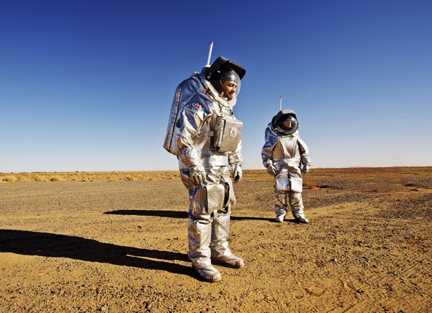 Pesquisadores testam a roupa espacial Aouda.X (Foto: Katja Zanella-Kux/Reuters)