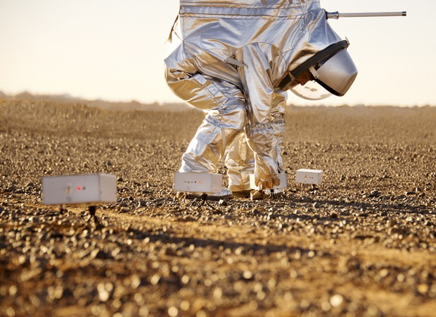 Cientista monta instrumento no solo, no Deserto do Saara, durante simulação (Foto: Katja Zanella-Kux/Reuters)