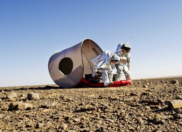 Cientistas montam abrigo durante simulação das condições em Marte (Foto: Katja Zanella-Kux/Reuters)