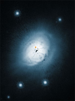 Imagem do telescópio Hubble mostra a nuvem de poeira ao redor da estrela HD100546. O ponto laranja é o recém-descoberto 'protoplaneta' (Foto: Divulgação/Ardila/ESO/Nasa/ESA)