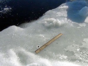 Imagem divulgada pelo Departamento de Polícia da região de Cheliabinsk neste sábado (16), mas feita na sexta (15), mostra pequeno fragmento encontrado na beira do lago Chebakul, local onde, supostamente, o meteoro teria caído (Foto: Divulgação/Departamento de Polícia de Cheliabinsk)