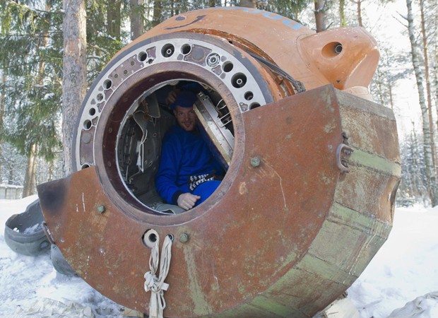 O astronauta alemão Alexander Gerst entra em uma 'cápsula espacial' como parte de um treinamento realizado nesta quarta-feira (23) para uma missão que será realizada em maio de 2014 na Estação Espacial Internacional (ISS, na sigla em inglês) (Foto: Sergei Remezov/Reuters)