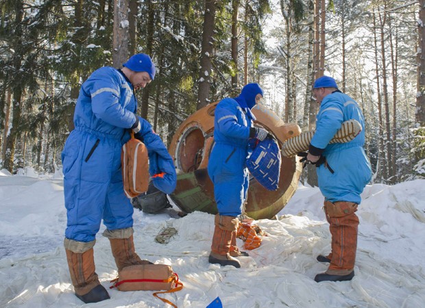 Astronautas fizeram treinamento nesta quarta-feira (23), em campo de preparação na Rússia, nos arredores de Moscou. Três deles - o alemão Alexander Gerst, o russo Maxim Suraev e o americano Gregory Wiseman - estão se preparando para uma missão na Estação  (Foto: Sergei Remezov/Reuters)