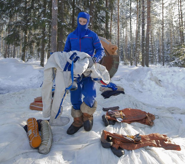 O astronauta americano Gregory Wiseman carrega roupas e equipamentos usados em treinamento em base russa, nesta quarta-feira (23) (Foto: Sergei Remezov/Reuters)