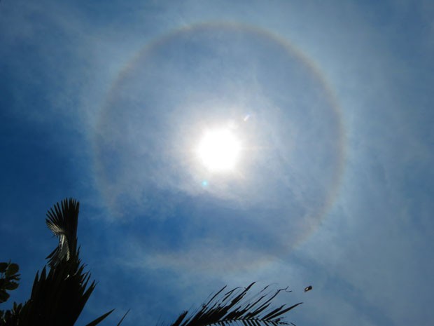 Halo solar foi visto na tarde deste domingo em Itanhaém, SP (Foto: Meire Ruiz Santos/VC no G1)