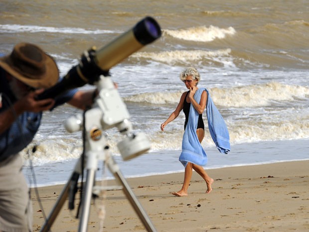 Telescópio na praia de Palm Cove, na Austrália, onde será visto o eclipse total de sol (Foto: Greg Wood/AFP)