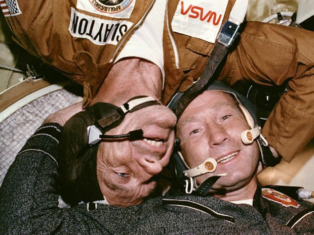 O astronauta Deke Slayton (à esquerda) abraça o cosmonauta Aleksey Leonov (à direita) durante acoplagem da Apollo com a Soyuz, em 1975. (Foto: Nasa)