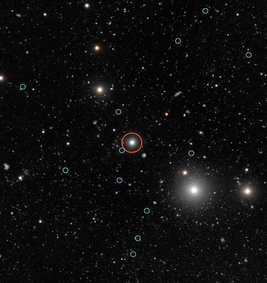 Imagem do Very Large Telescope modificada digitalmente mostra quasar (em vermelho) e galáxias escuras (círculos menores)