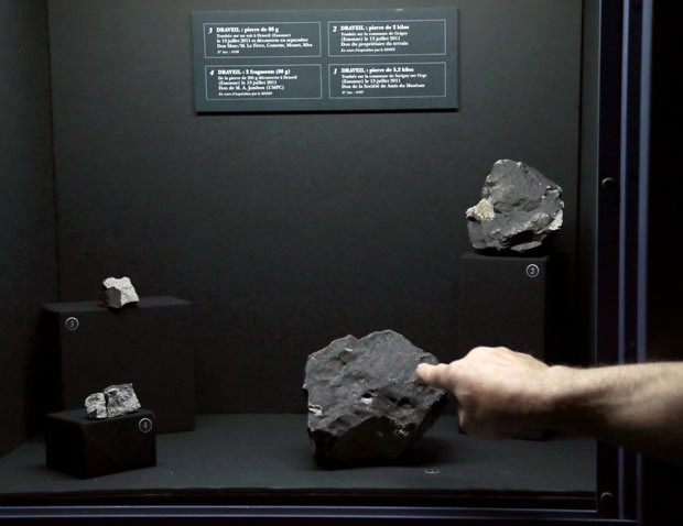 Os meteoritos começam a ser expostos ao público do museu nesta quinta (Foto: Jacques Demarthon/AFP)