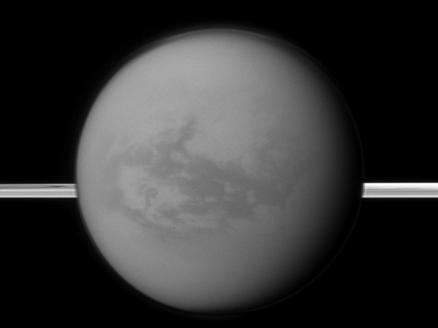 Imagem cedida pela Nasa mostra Titan ao centro e os anéis de Saturno. (Foto: AP)