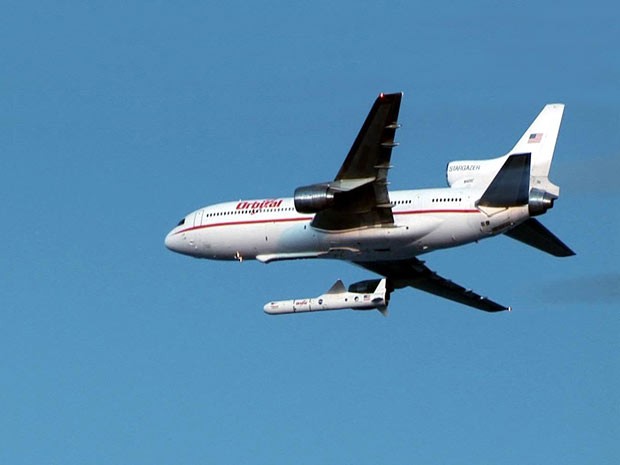 Avião leva foguete que carrega telescópio NuSTAR. (Foto: Nasa)