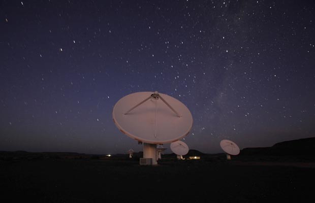 Telescópio KAT-7, na África do Sul, onde deve funcionar o SKA (Foto: Reuters/Mike Hutchings)