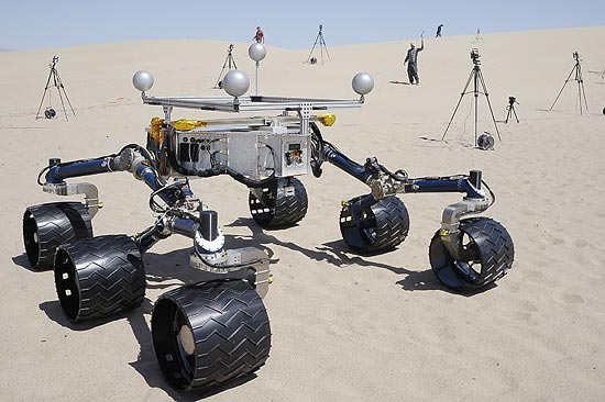 Equipe da Nasa responsável pela exploração em Marte testa jipe "Curiosidade" no deserto de Mojave, EUA