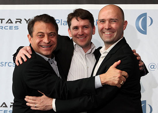 Os fundadores da Planetary, Peter H. Diamandis (esq.) e Eric Anderson (dir.), com o presidente, Chris Lewicki