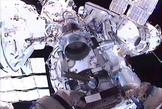 Russos fazem caminhada fora da ISS para manutenção da plataforma e estudo sobre colisão na microgravidade