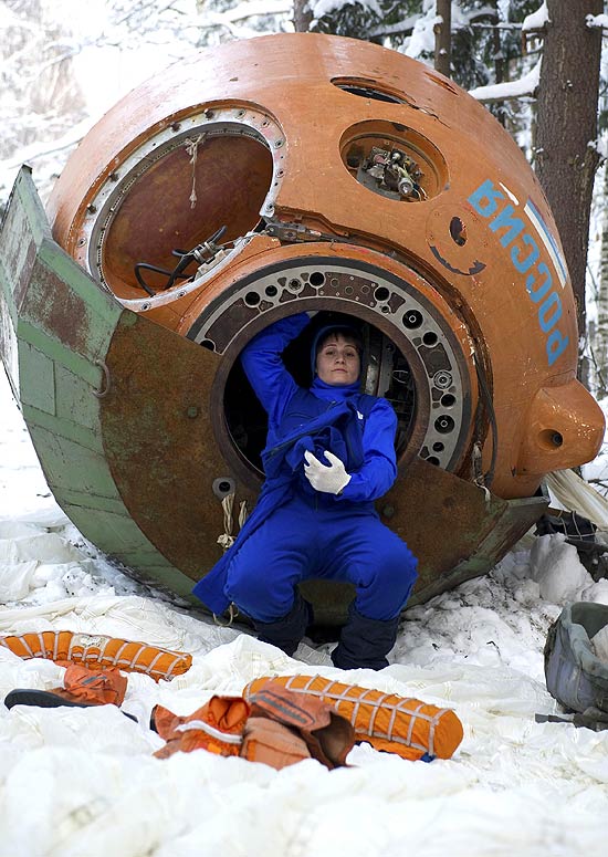 A astronauta italiana Samantha Cristoforetti faz exercícios de sobrevivência em uma cápsula espacial 