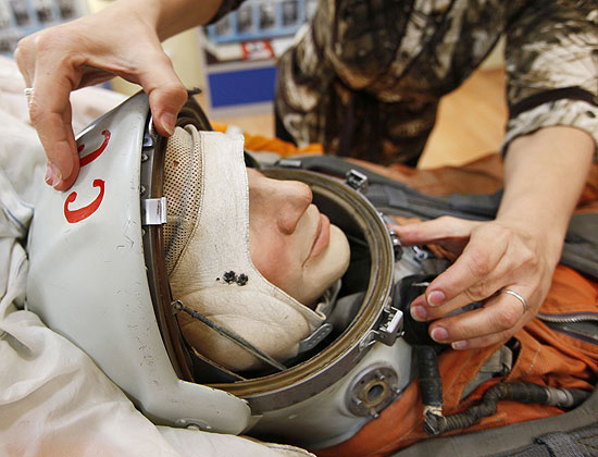 Museu está localizado na base de lançamento de foguetes em Baikonur, no Cazaquistão; acima, traje espacial