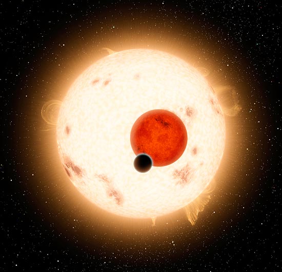 Os astrônomos estudaram a relação gravitacional entre os três objetos celestes ao mesmo tempo