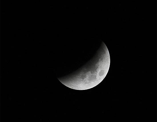 Lua no céu de Manila, capital das Filipinas; eclipse total do satélite natural da Terra será um dos mais longos