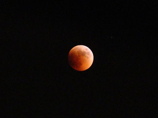 Foto de Lua tirada pelo brasileiro Rômulo Canto, na cidade de Jerusalém, em Israel; veja galeria de fotos