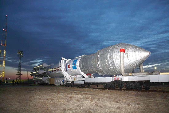 Foto mostra foguete Proton-M, que carregava três satélites russos para o espaço; lançamento falhou